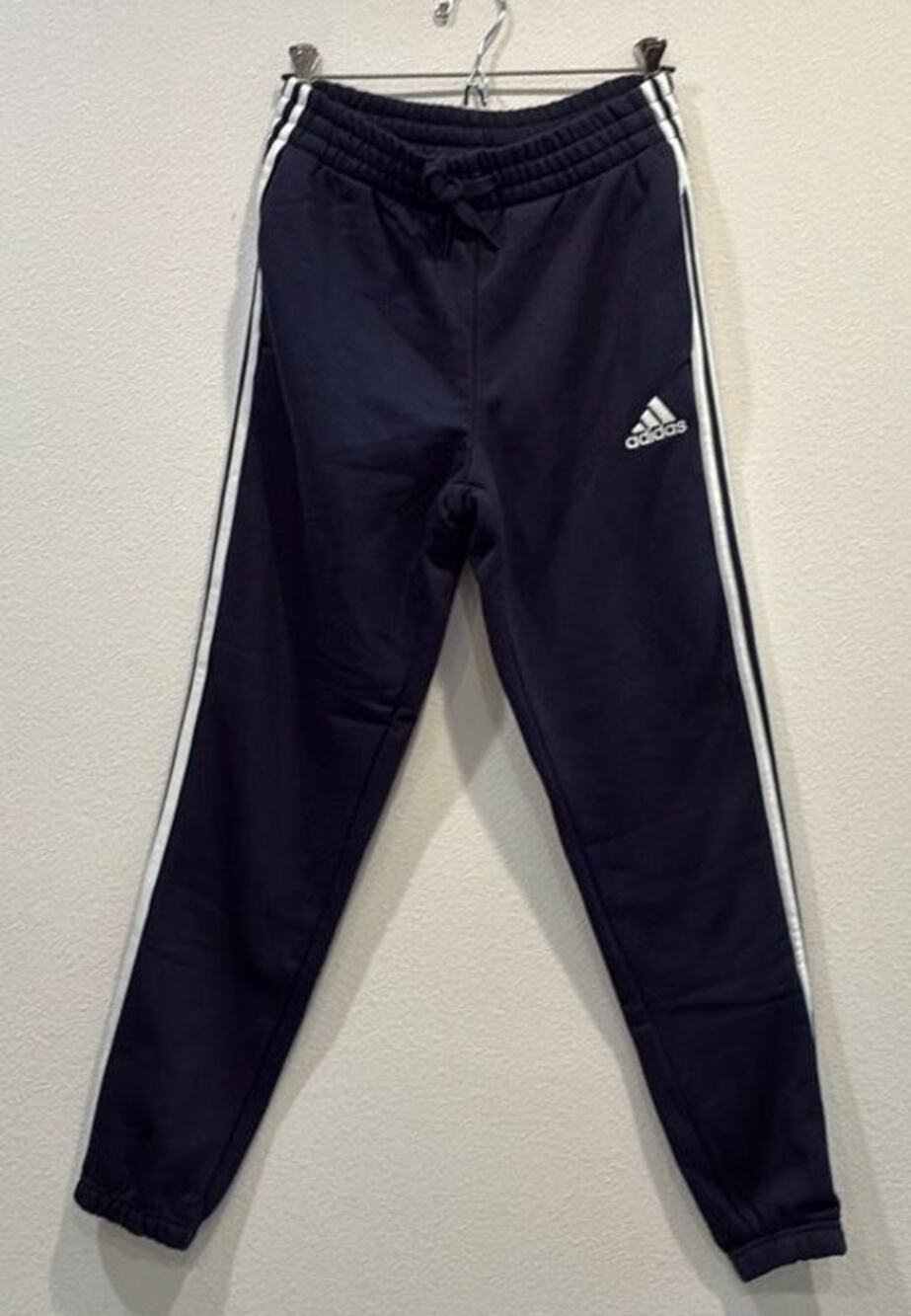 adidas Men’s SMALL Essentials Fleece Tapered Cuff 3 Stripes Pants, Navy